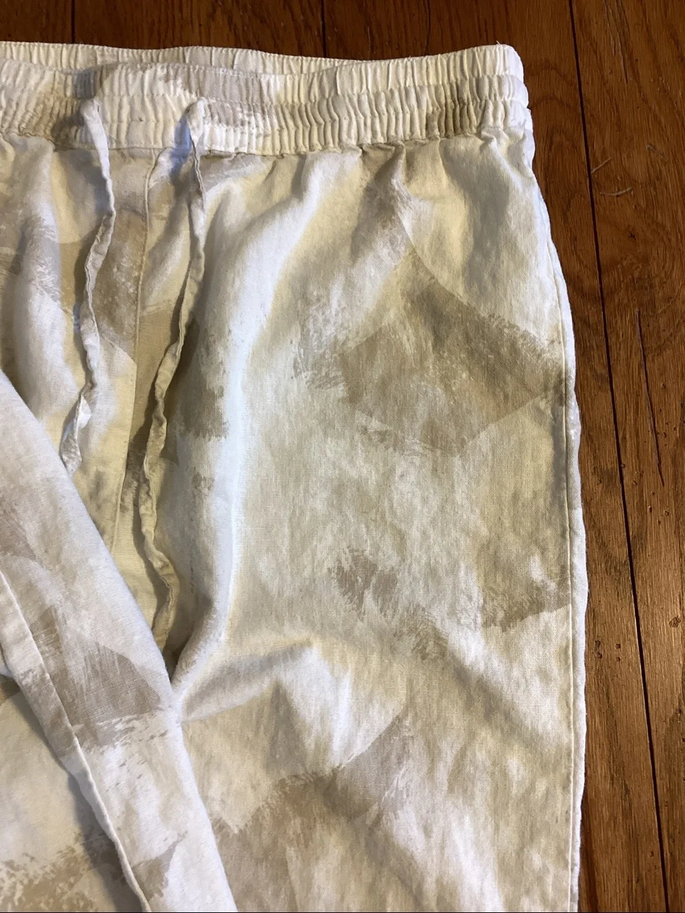 DKNY jeans cream and tan linen blend cropped pants. Women’s size medium